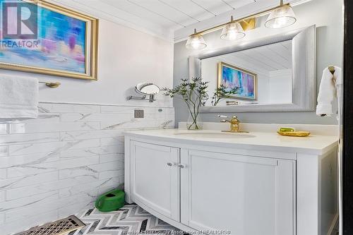 6725 Riverside Drive East, Windsor, ON - Indoor Photo Showing Bathroom