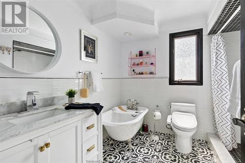 6725 Riverside Drive East, Windsor, ON - Indoor Photo Showing Bathroom