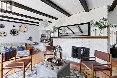 6725 Riverside Drive East, Windsor, ON - Indoor Photo Showing Living Room