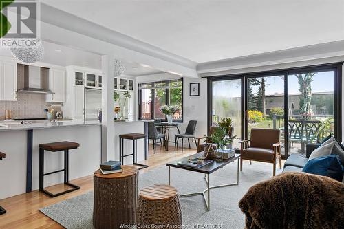 6725 Riverside Drive East, Windsor, ON - Indoor Photo Showing Living Room