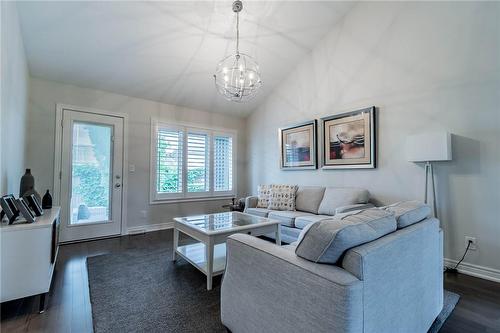 68 Parkside Drive, St. Catharines, ON - Indoor Photo Showing Living Room