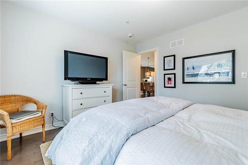 68 Parkside Drive, St. Catharines, ON - Indoor Photo Showing Bedroom