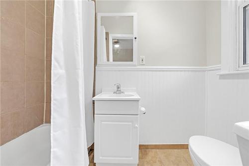 100 Balsam Avenue S, Hamilton, ON - Indoor Photo Showing Bathroom