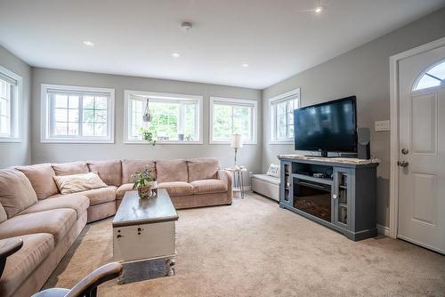 68 Cloverhill Road, Hamilton, ON - Indoor Photo Showing Living Room