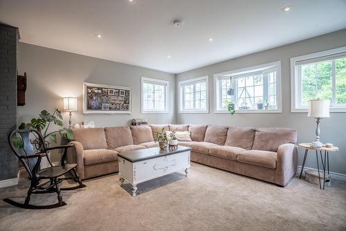 68 Cloverhill Road, Hamilton, ON - Indoor Photo Showing Living Room