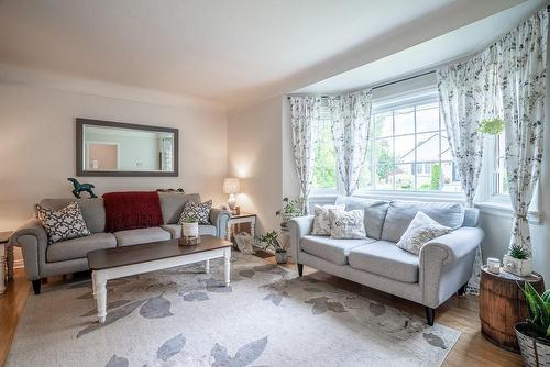 68 Cloverhill Road, Hamilton, ON - Indoor Photo Showing Living Room