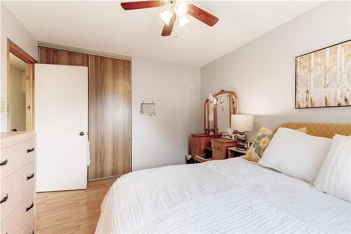 2358 Arnold Crescent, Burlington, ON - Indoor Photo Showing Bedroom
