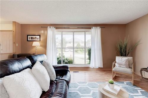 2358 Arnold Crescent, Burlington, ON - Indoor Photo Showing Living Room