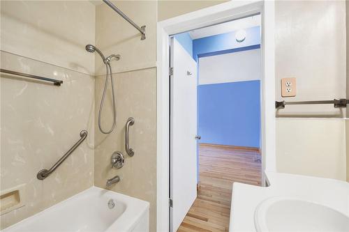 294 Roxborough Avenue, Hamilton, ON - Indoor Photo Showing Bathroom