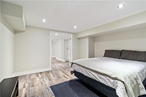 353 Walker'S Line, Burlington, ON - Indoor Photo Showing Bedroom