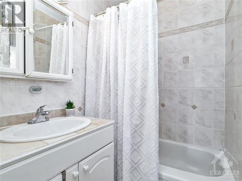2576 Roman Avenue, Ottawa, ON - Indoor Photo Showing Bathroom