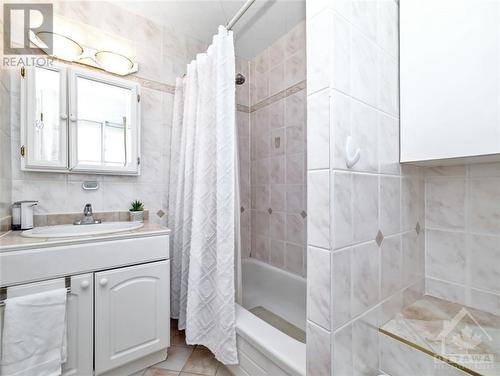 2576 Roman Avenue, Ottawa, ON - Indoor Photo Showing Bathroom