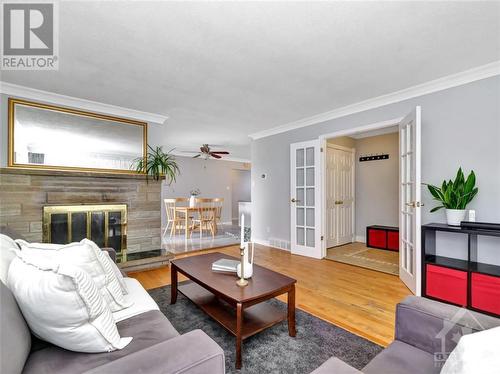 2576 Roman Avenue, Ottawa, ON - Indoor Photo Showing Living Room