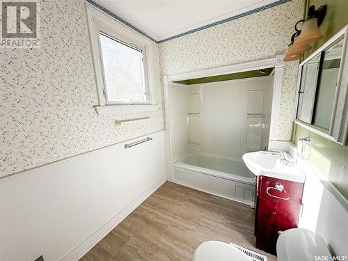 50 Assiniboia Avenue, Yorkton, SK - Indoor Photo Showing Bathroom