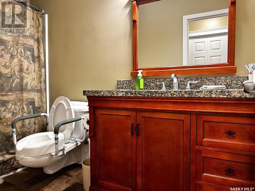 331 32Nd Street, Battleford, SK - Indoor Photo Showing Bathroom