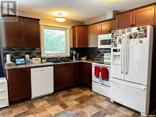 331 32Nd Street, Battleford, SK - Indoor Photo Showing Kitchen With Double Sink