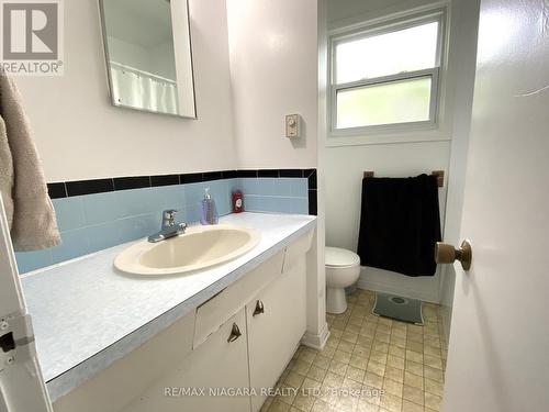 11 Duke Street, St. Catharines, ON - Indoor Photo Showing Bathroom