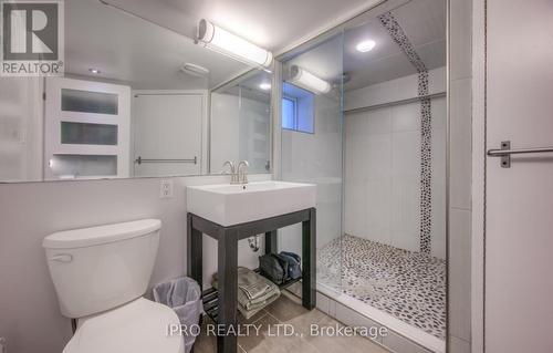 1006 Queen'S Boulevard, Kitchener, ON - Indoor Photo Showing Bathroom