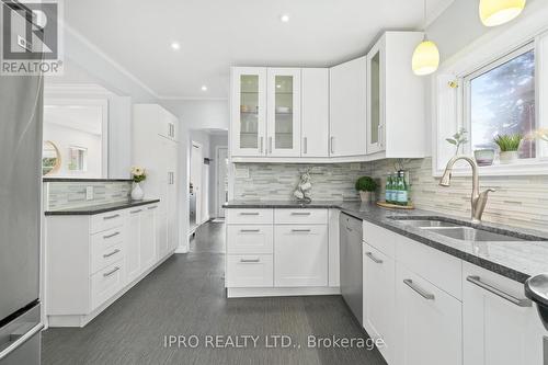1006 Queen'S Boulevard, Kitchener, ON - Indoor Photo Showing Kitchen With Double Sink