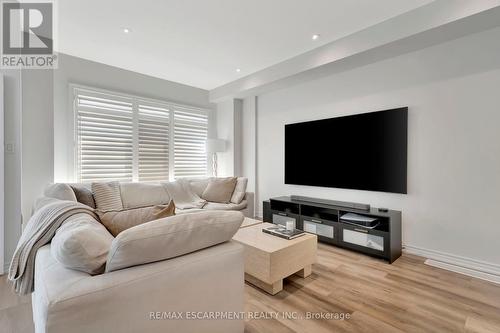 95 - 61 Soho Street, Hamilton, ON - Indoor Photo Showing Living Room