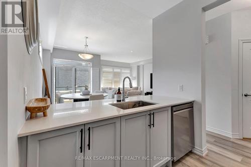 95 - 61 Soho Street, Hamilton, ON - Indoor Photo Showing Kitchen