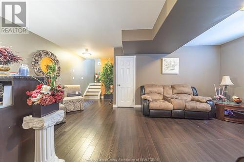 11484 Timber Bay, Windsor, ON - Indoor Photo Showing Living Room