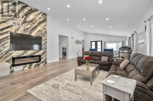 2585 Kenora Street, Windsor, ON - Indoor Photo Showing Living Room