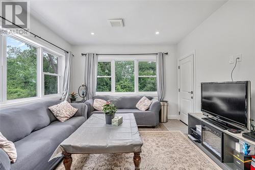 2585 Kenora Street, Windsor, ON - Indoor Photo Showing Living Room