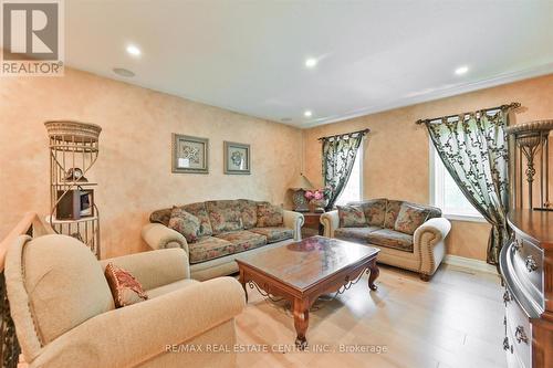 7044 Gablehurst Crescent, Mississauga, ON - Indoor Photo Showing Living Room