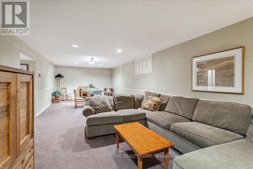 1450 Royal Oaks Road, Mississauga, ON - Indoor Photo Showing Living Room