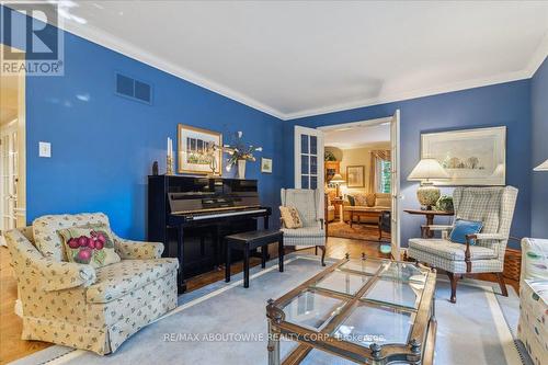 1450 Royal Oaks Road, Mississauga, ON - Indoor Photo Showing Living Room