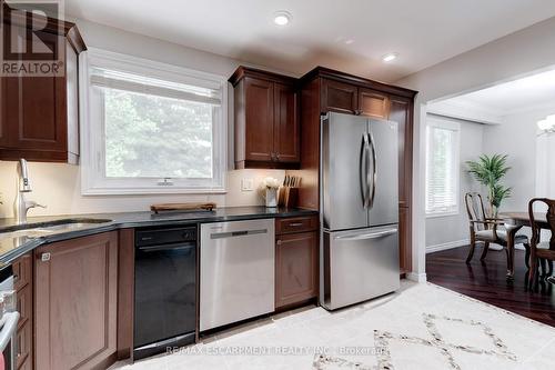 672 Maclaren Drive, Burlington, ON - Indoor Photo Showing Kitchen