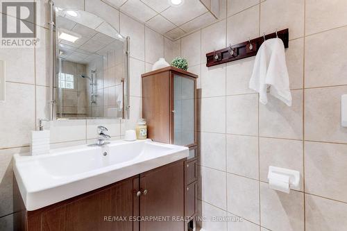 672 Maclaren Drive, Burlington, ON - Indoor Photo Showing Bathroom