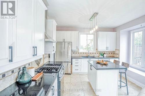 28 Misty Brook Crescent, Brampton, ON - Indoor Photo Showing Kitchen With Upgraded Kitchen