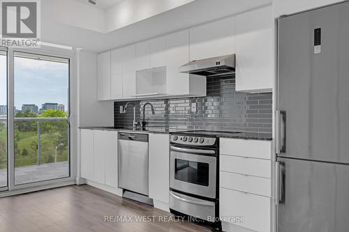 614 - 160 Flemington Road, Toronto, ON - Indoor Photo Showing Kitchen With Upgraded Kitchen