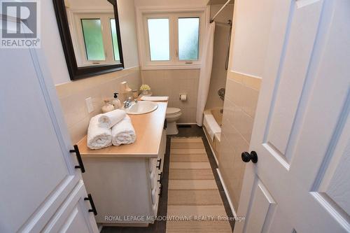 11 Buckingham Street, Brantford, ON - Indoor Photo Showing Bathroom