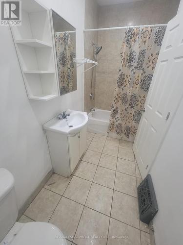 5000 Bridge Street, Niagara Falls, ON - Indoor Photo Showing Bathroom