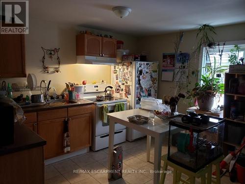 5000 Bridge Street, Niagara Falls, ON - Indoor Photo Showing Kitchen