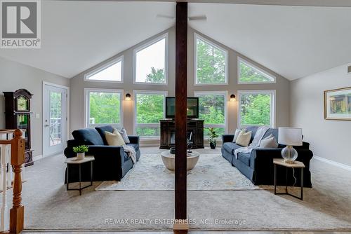 3142 Hwy 118 Road W, Muskoka Lakes, ON - Indoor Photo Showing Living Room