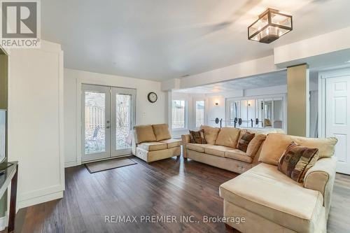 31 Stock Court, Cambridge, ON - Indoor Photo Showing Living Room