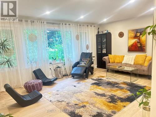 18962 Dufferin Street, King, ON - Indoor Photo Showing Living Room