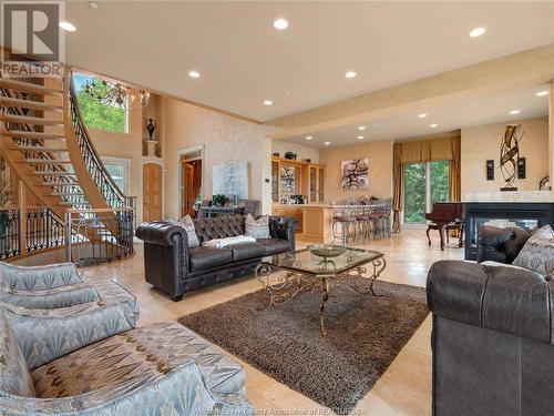 318 Crystal Bay Drive, Amherstburg, ON - Indoor Photo Showing Living Room