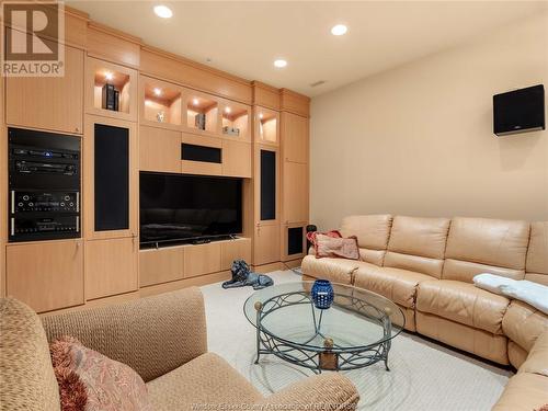 318 Crystal Bay Drive, Amherstburg, ON - Indoor Photo Showing Living Room