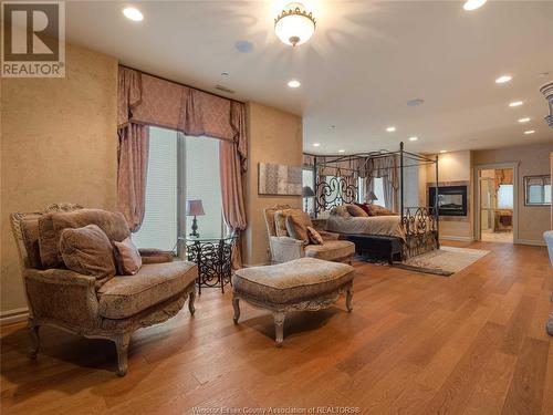 318 Crystal Bay Drive, Amherstburg, ON - Indoor Photo Showing Living Room