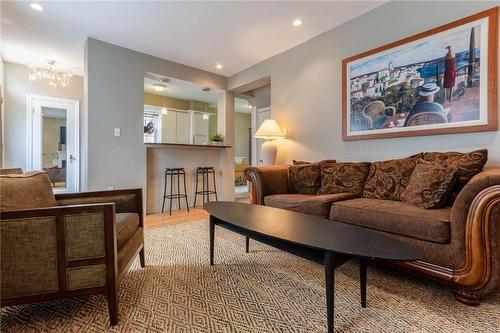 133 Bond Street N, Hamilton, ON - Indoor Photo Showing Living Room