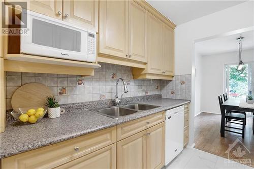 33 Forestlane Private, Ottawa, ON - Indoor Photo Showing Kitchen With Double Sink