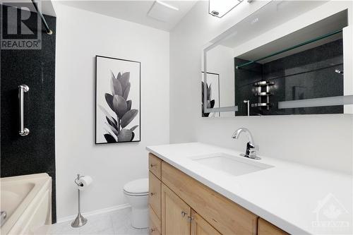 Main bathroom - 33 Forestlane Private, Ottawa, ON - Indoor Photo Showing Bathroom