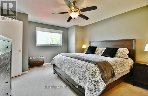 30 Red Oak Drive, Barrie, ON - Indoor Photo Showing Bedroom