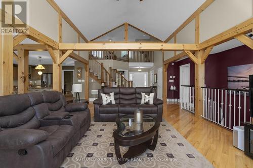 61 Highland Drive, Oro-Medonte, ON - Indoor Photo Showing Living Room