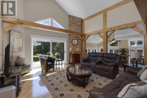 61 Highland Drive, Oro-Medonte, ON - Indoor Photo Showing Living Room